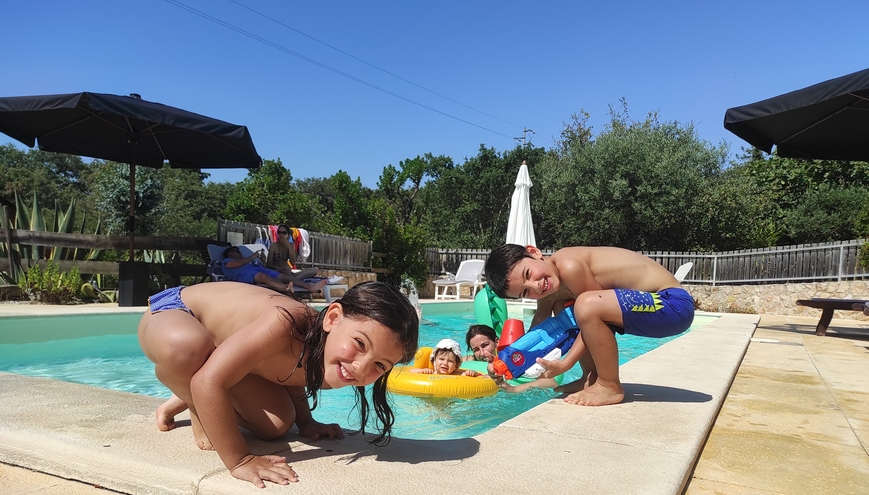 Familie plezier met baby en kleuters tijdens je vakantie in de Zilverkust van Portugal