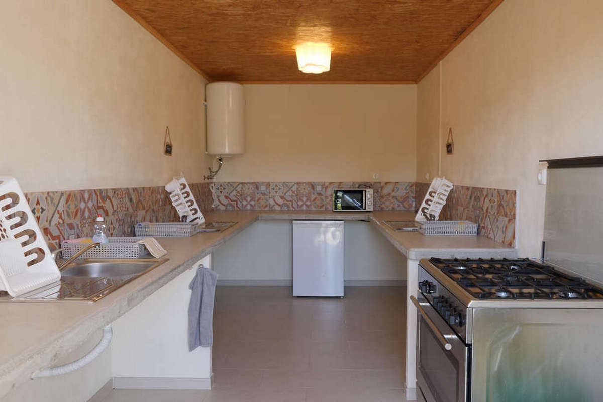 Glamping Portugal at Quinta das Cantigas_red ford_dishwash kitchen