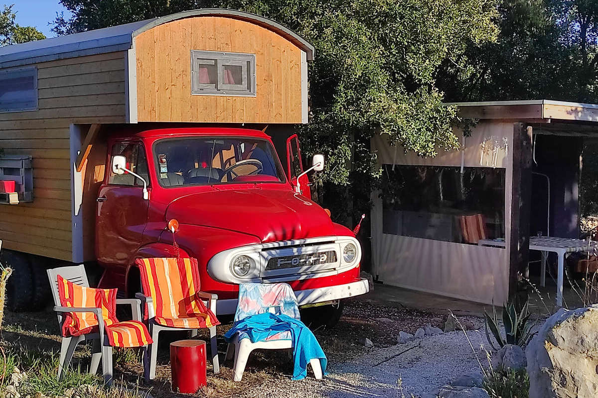 Glamping perto Nazaré na eco resort Quinta das Cantigas_red ford_front view