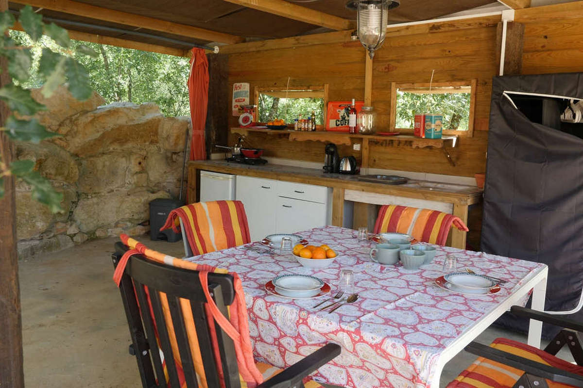 Glamping Portugal at Quinta das Cantigas_red ford_kitchen