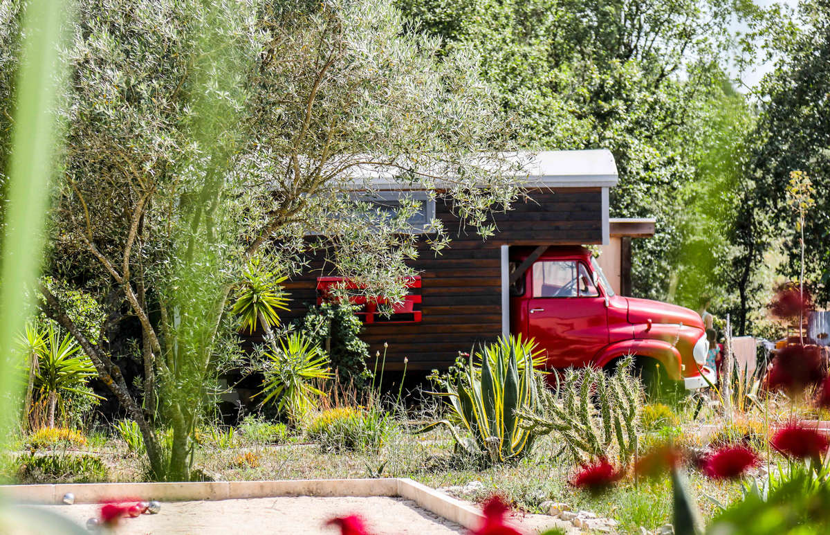 Glamping Portugal at Quinta das Cantigas_red ford_side view