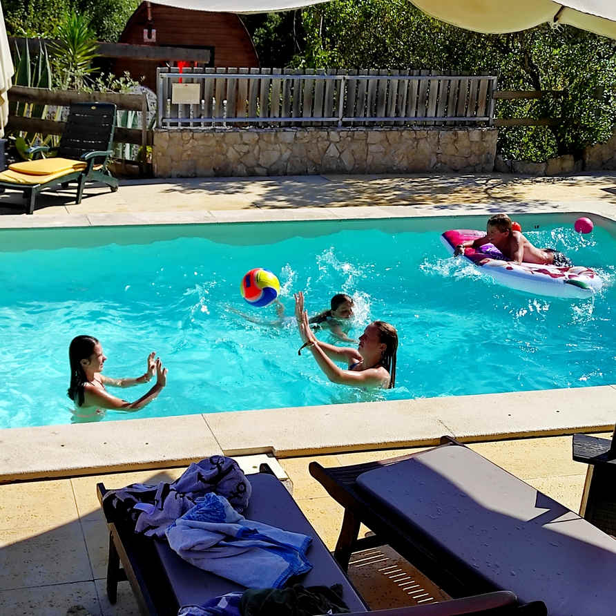 Diversão para crianças na piscina_eco resort para familias perto nazaré, alcobaça e aljubarrota no centro do portugal