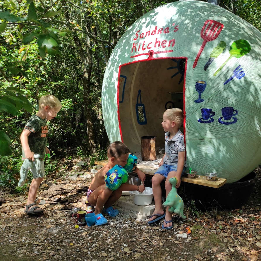 Speelbos voor peuter en kleuters op je vakantie in portugal bij Quinta das Cantigas