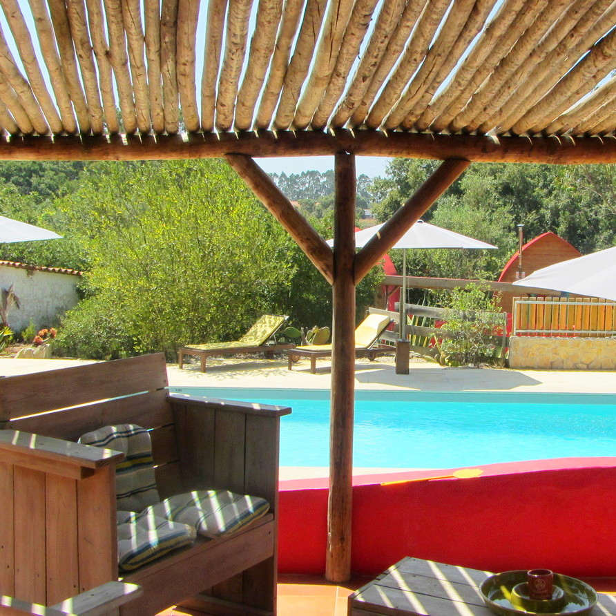 lounge terras naast verwarmde zwembaden_vakantie in Portugal